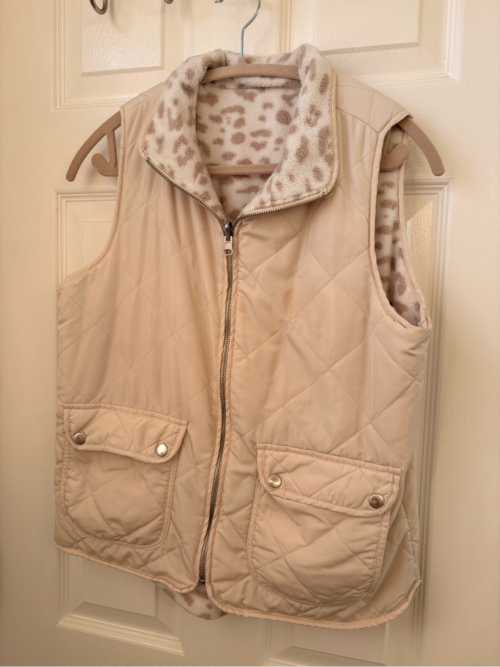 Francesca's Collections Cream Quilted Vest with Leopard-Print Lining